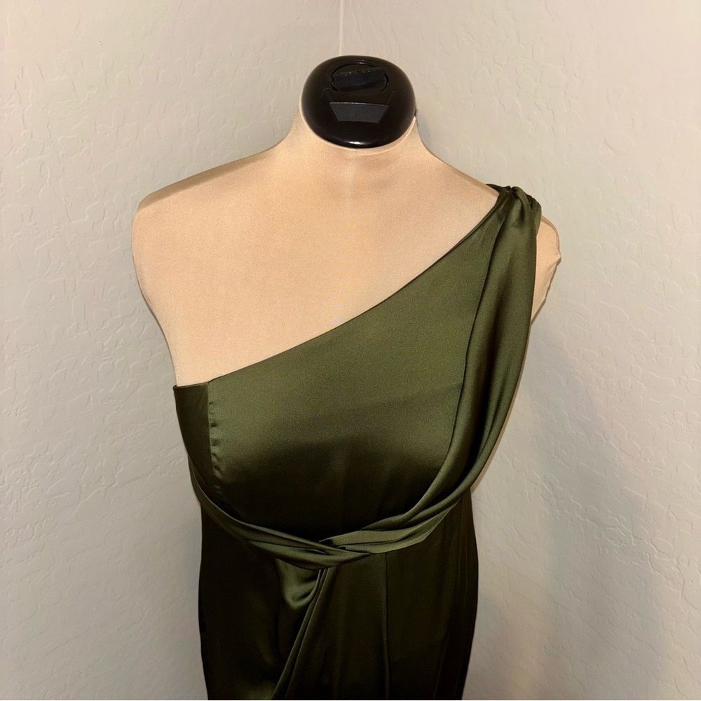 Elegant One-Shoulder Green Dress - Picture 10 of 16